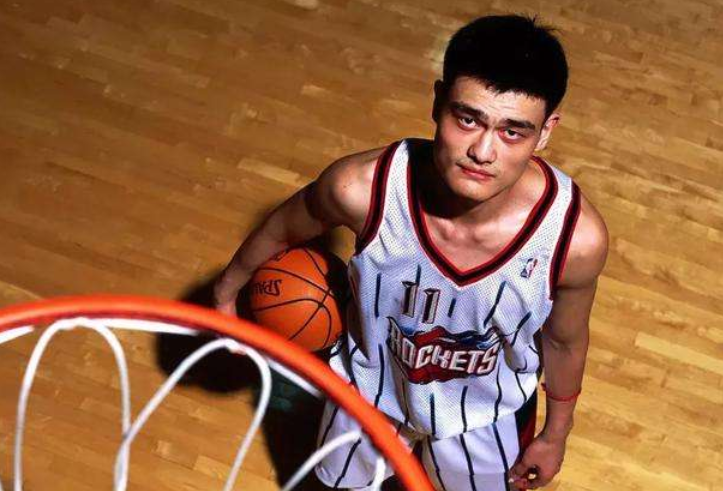 小明也明显
